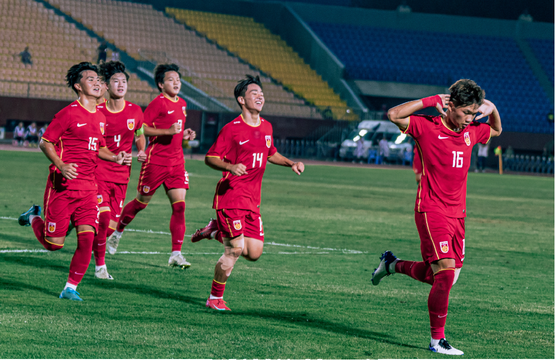 纷纷投入：足球赛事扩大规模招兵买马的简单介绍