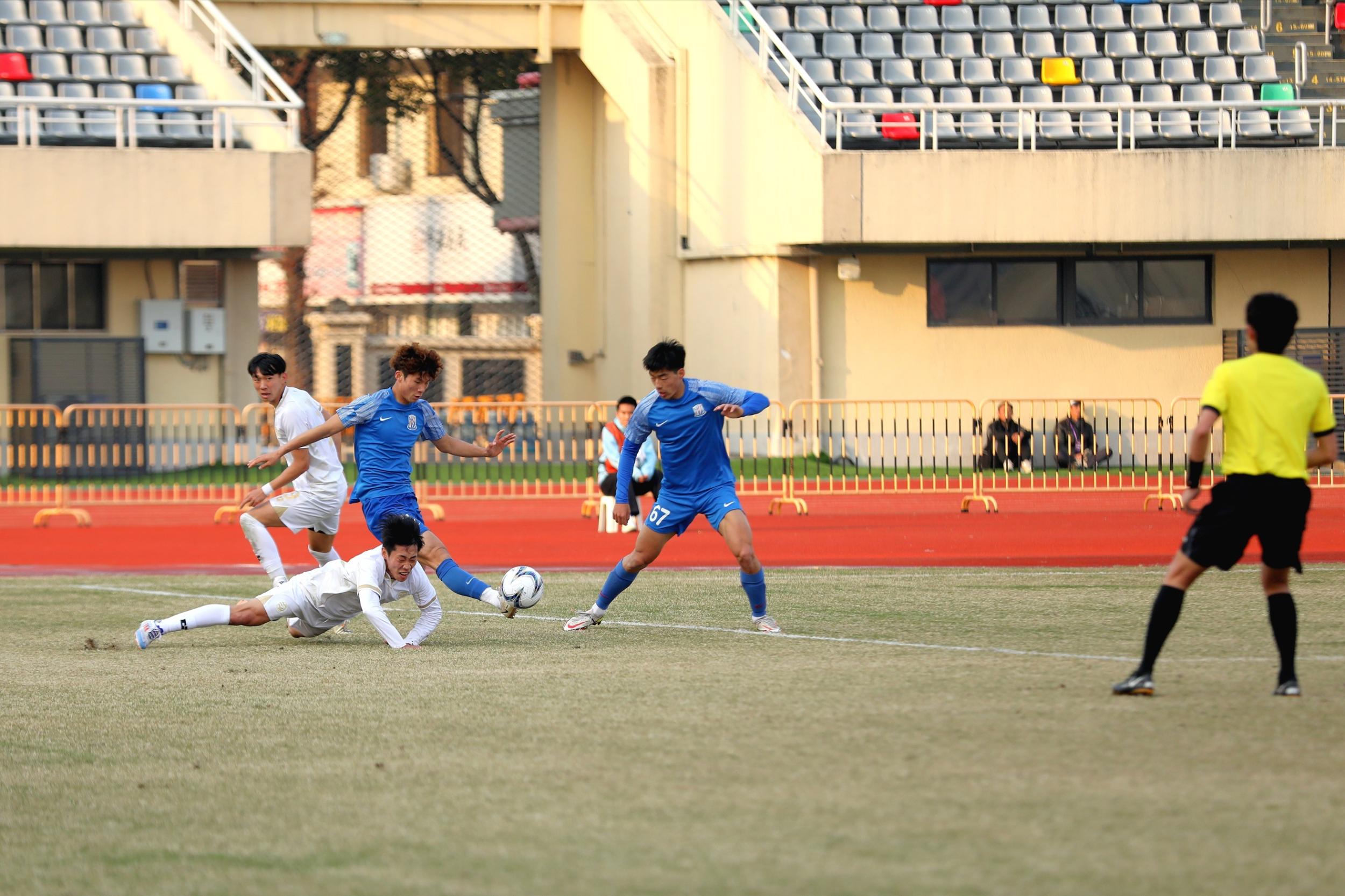 中国职业足球比赛最新结果揭晓，引发热烈争议(中国职业足球比赛最新结果揭晓,引发热烈争议的原因)